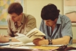 Två män som arbetar med sina esperantoläroböcker i skolbänk